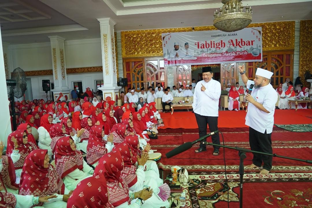 Tablik Akbar Balai Raya Semarak Gubernur Bengkulu, Helmi Hasan didampingi Wagub Mian, saat memberikan sambutan pada acara Tablik Akbar di Balai Raya Seramak Bengkulu, Minggu 19 Oktober 2025.(Foto/Ist)
