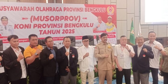 Tengku Zulkarnain (kelima dari kiri) terpilih secara aklamasi sebagai Ketua Umum KONI Bengkulu pada Musprov yang dilaksanakan di Kota Bengkulu, Selasa 14 Oktober 2025.(Foto/Ist)