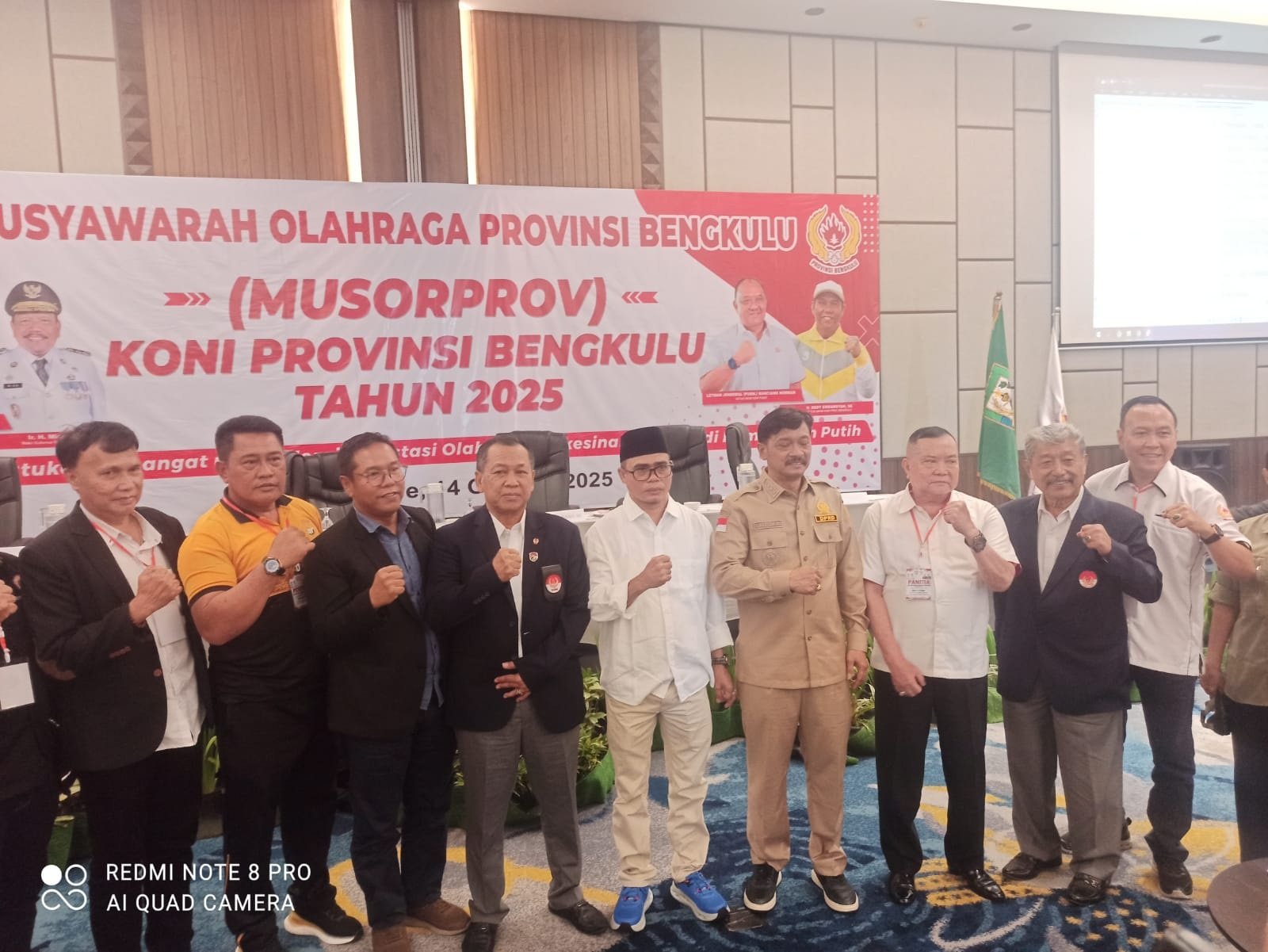 Tengku Zulkarnin Kertua KONI Bengkulu Tengku Zulkarnain (kelima dari kiri) terpilih secara aklamasi sebagai Ketua Umum KONI Bengkulu pada Musprov yang dilaksanakan di Kota Bengkulu, Selasa 14 Oktober 2025.(Foto/Ist)