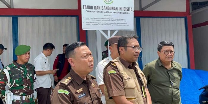 Tim Kejari Bengkulu Sita Pasar Panorama Tim penyidik Kejari Bengkulu melakukan papan pelang penyitaan puluhan kios di Pasar Panorama terkait dugaan korupsi Aset Pemkot Bengkulu, Rabu 29 Oktober 2025.(Foto/Ist)