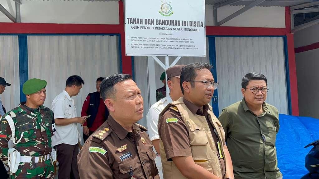 Tim Kejari Bengkulu Sita Pasar Panorama Tim penyidik Kejari Bengkulu melakukan papan pelang penyitaan puluhan kios di Pasar Panorama terkait dugaan korupsi Aset Pemkot Bengkulu, Rabu 29 Oktober 2025.(Foto/Ist)