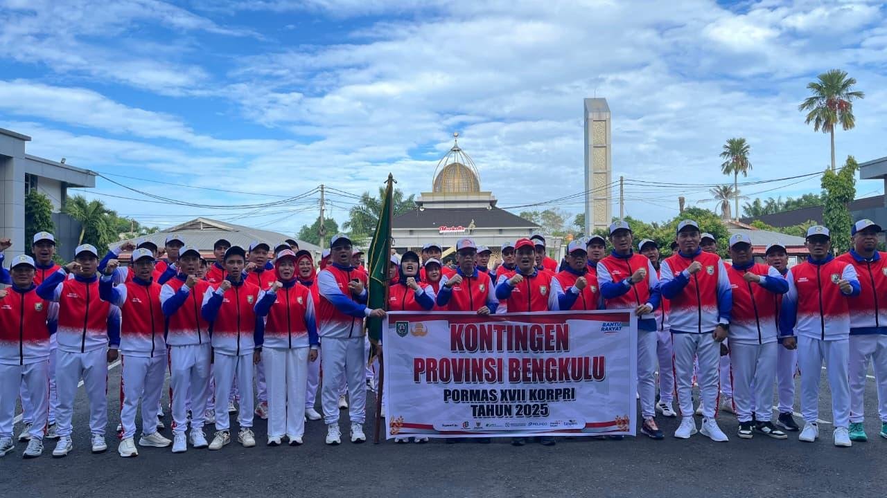 Penjabat Sekda Bengkulu, Herwan Antoni melepas keberangkatan Kontingen Pornas XVII Korpri Bengkulu ke Palembang, Sumsel, Jumat 3 Oktober 2025.(Foto/Ist)