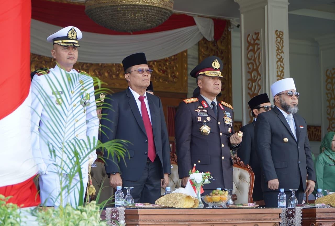 Gubernur Bengkulu, Helmi Hasan (paling kanan) menghadiri upacara HUT TNI ke-80 tahun 2025 di halaman rumah dinas Gubernur Bengkulu, Balai Raya Semarak, Minggu 5 Oktober 2025.(Foto/Ist)