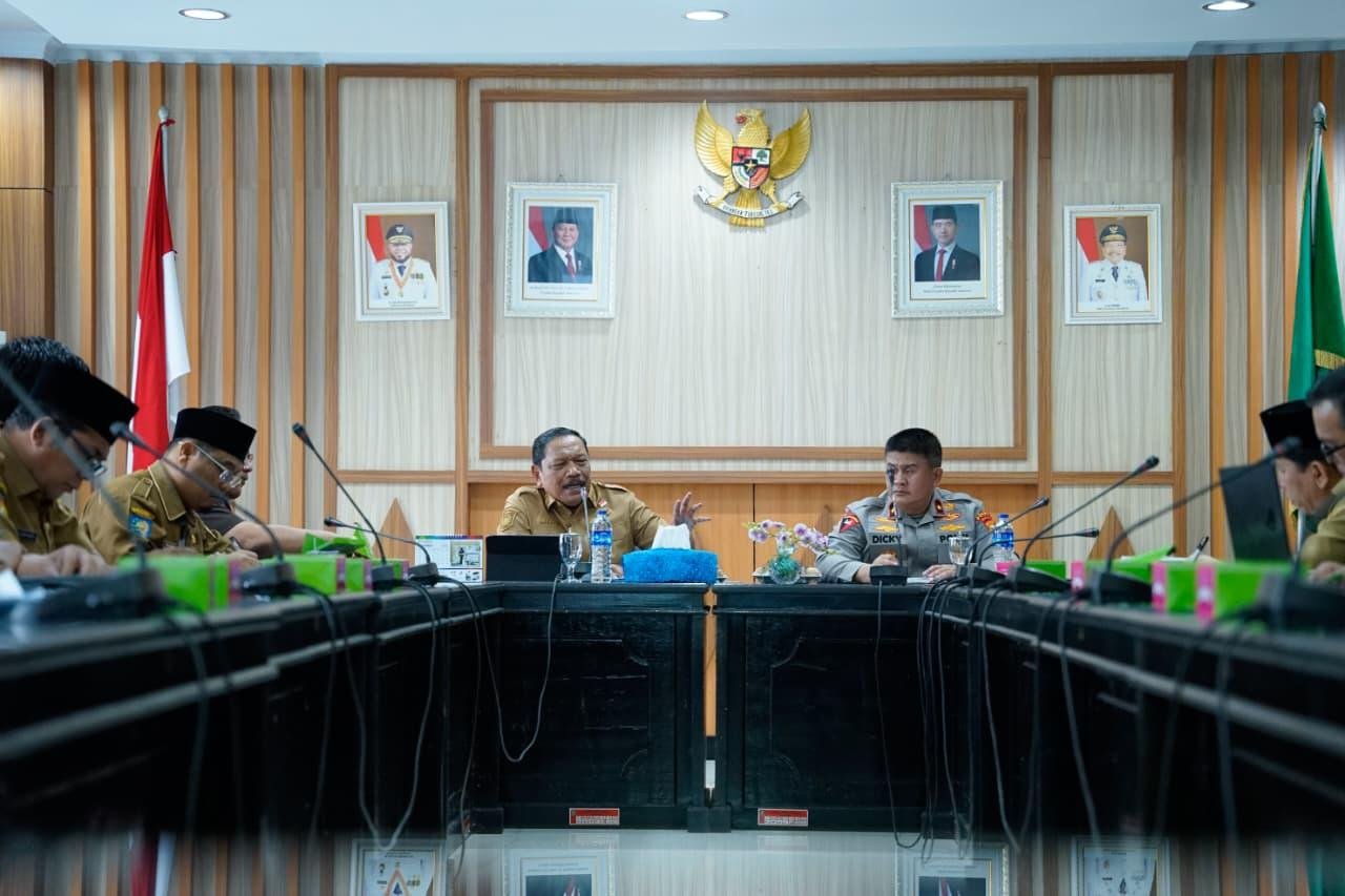 Wakapol dan Wagub Mian PAD Wagub Bengkulu, Mian didampingi Wakapolda Bengkulu, Brigjen Pol Decky Sondani memimpin rakor peningkatan PAD dengan melakukan intervensi kepada perusahaan dan pabrik yang beroperasi di wilayah Bengkulu.(Foto/Ist)