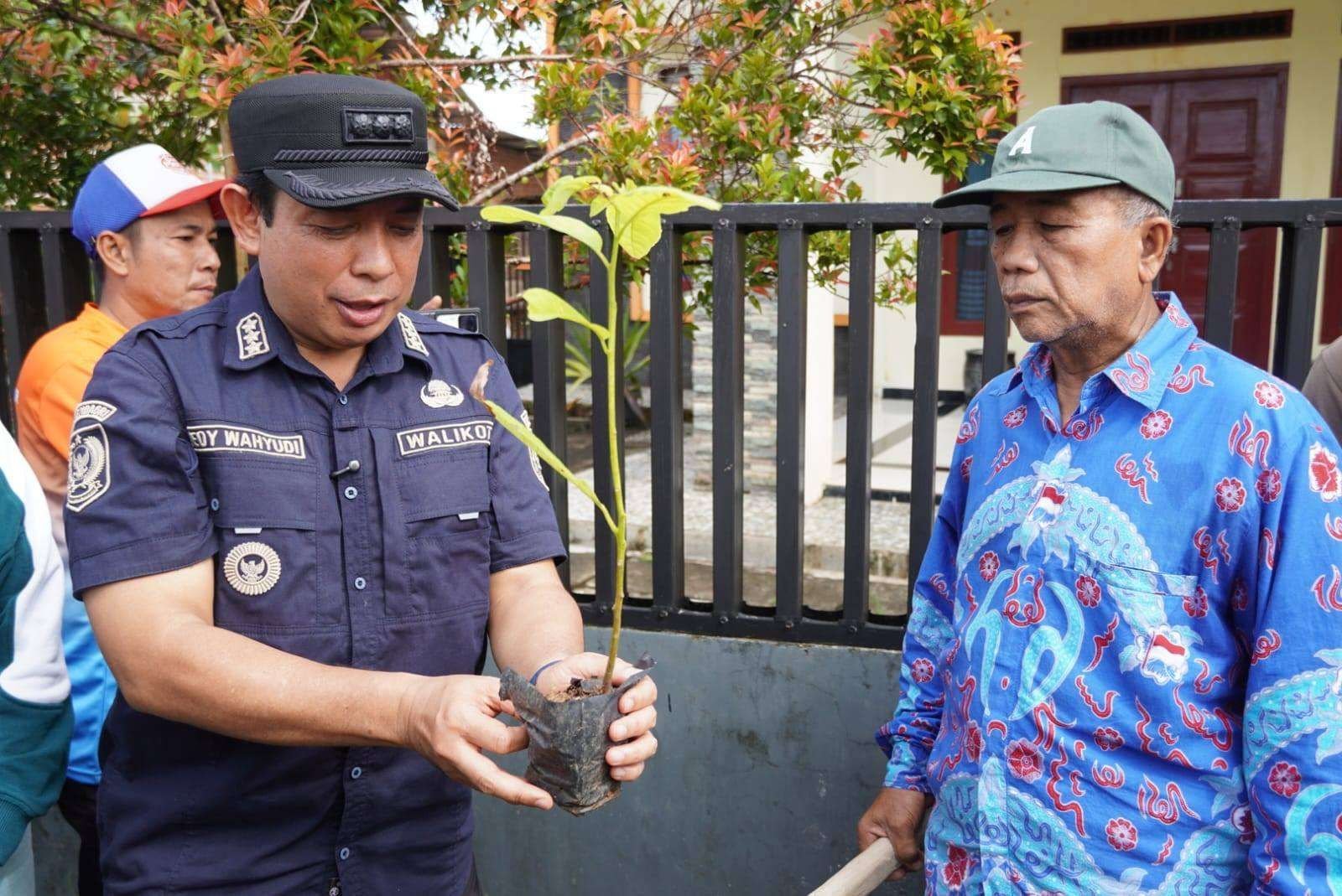 Wali Kota Dedy Canangkan Gerajan Sapoi Suruh Wali Kota Bengkulu, Dedy Wahyudi mencanangkan gerakan menanan satu pohon satu rumah di Kelurahan Sido Mulyo, Kecamatan Gading Cempaka, Kota Bengkulu, Jumat 24 Oktober 2025.(Foto/Ist)