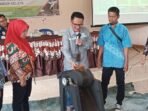 Yar Johan dari LPPM Universitas Bengkulu (Unib) tengah memperagakan cara memproduk cocofiber dan cocofeat dari bahan baku sampah sabut kelapa dihadapan anggota kelompok UMKM Desa Sri Kuncoro, Kecamatan Pondok Kelapa, Bengkulu Tengah, di kantor desa setempat. Selasa 2 Oktober 2025.(Foto HB/Usmin)