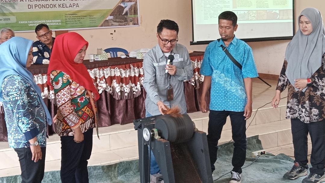Yar Johan LPPM Unib Yar Johan dari LPPM Universitas Bengkulu (Unib) tengah memperagakan cara memproduk cocofiber dan cocofeat dari bahan baku sampah sabut kelapa dihadapan anggota kelompok UMKM Desa Sri Kuncoro, Kecamatan Pondok Kelapa, Bengkulu Tengah, di kantor desa setempat. Selasa 2 Oktober 2025.(Foto HB/Usmin)
