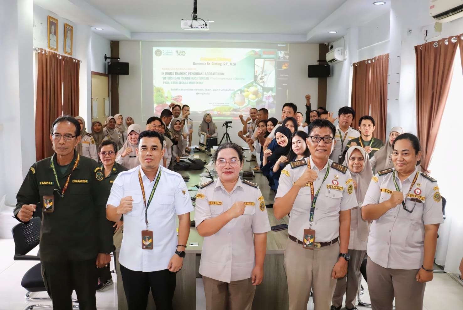 pelatihan deteksi hama tungau pada jeruk Sejumlah pegawai Balai Karantina Pertanian Bengkulu mengikuti pelatian deteksi tungau pada jeruk. Kegiantan ini dilakukan agar karyawan Balai Karantina Bengkulu dapat tanggap terjadap hama pertanian di wilayah ini.(Foto/Ist)