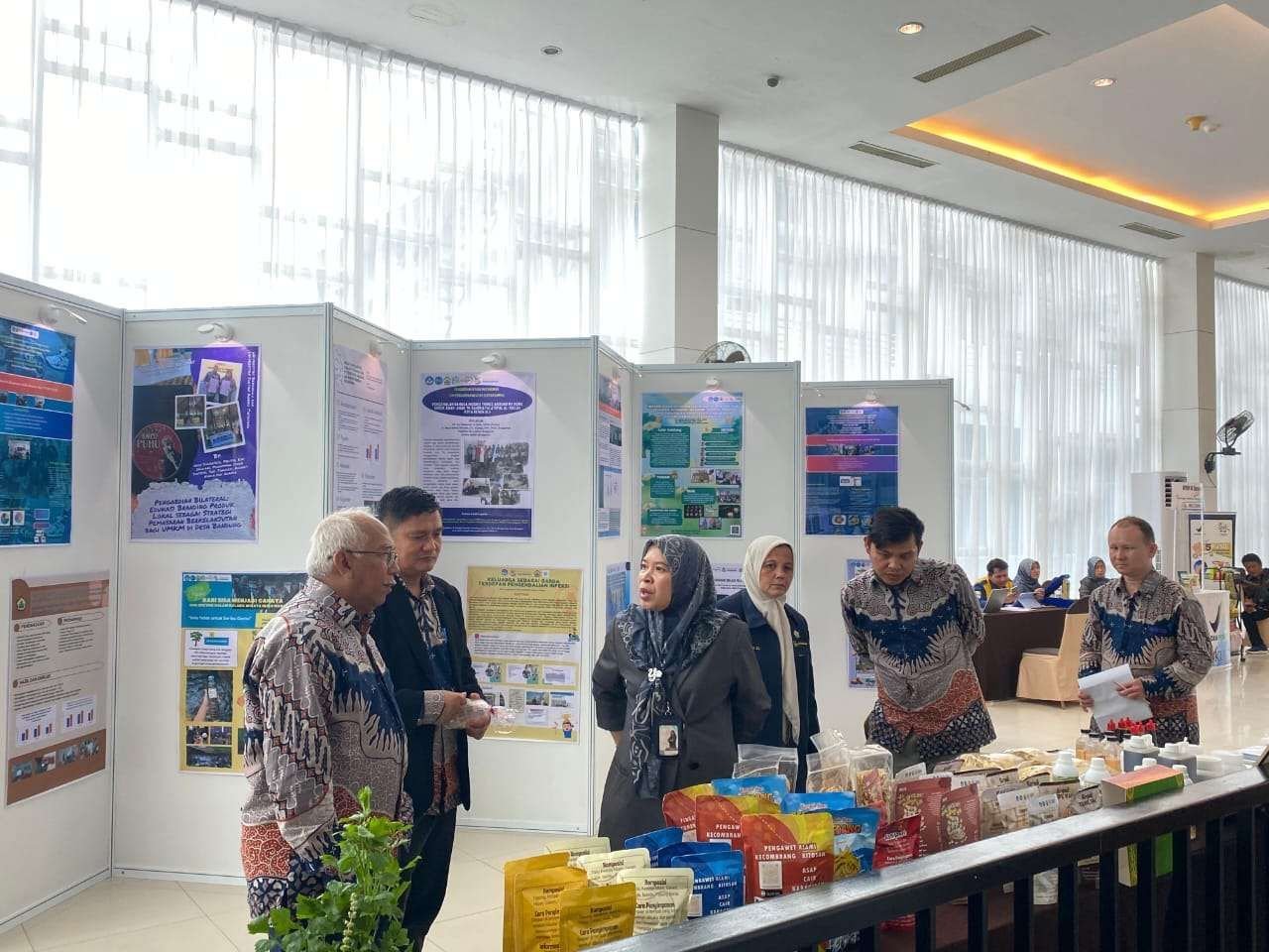 BPOM Bengkulu membuka stand layanan di sela-sela Seminar Nasional Abdi Masyarakat (Abdimas) IV Bumi Raflesia dalam rangka meningkatkan literasi masyarakat terhadap keamanan obat dan makanan.(Foto/Ist)
