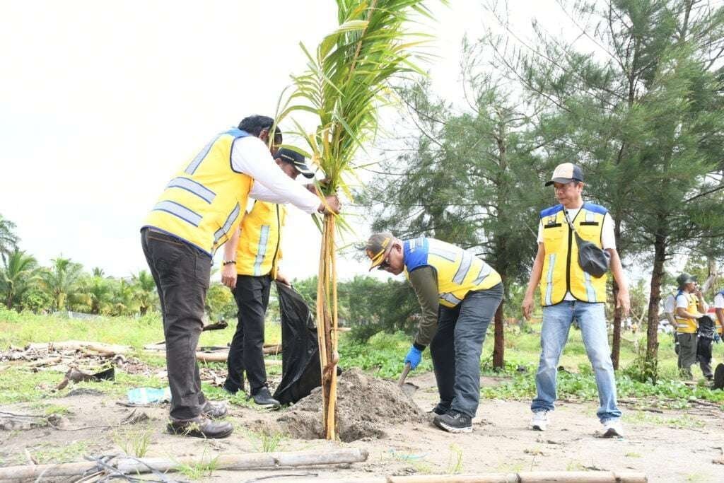 Balai Wilayah Sungai Sumatera (BWSS) VII Bengkulu dalam rangka memperingati Hari Bakti PU ke-80 tahun 2025 melakukan aksi penanam pohon kelapa dan bersihkan Sungai Hitam, Kota Bengkulu.(Foto/Ist)