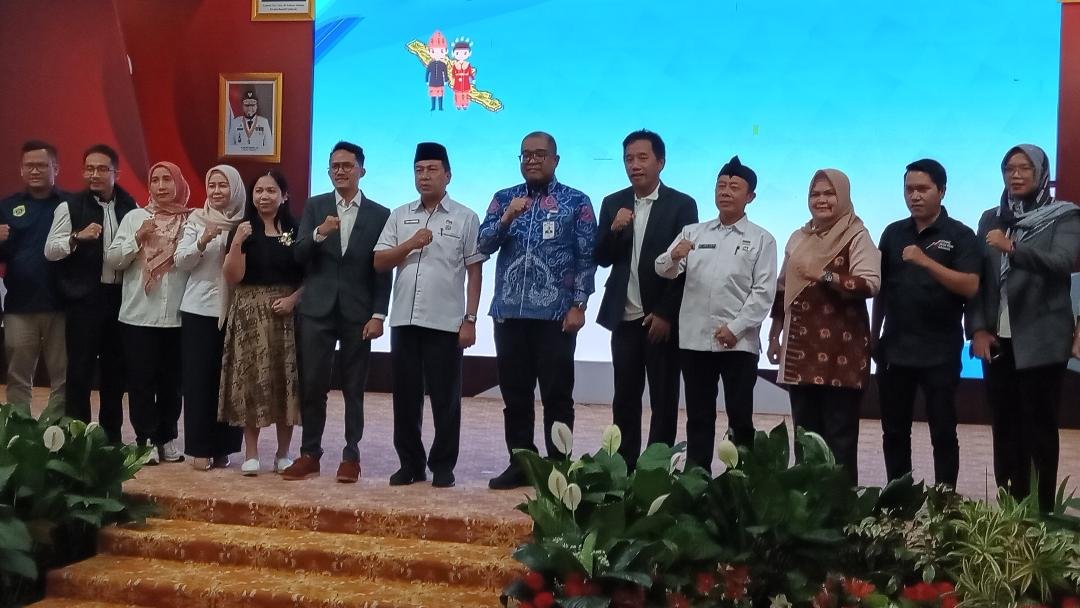 Sejumlah nara sumber dan tamu undangan foto bersama pada acara pembukaan Bengkulu Media Summit 2025, di Balai Raya Semarak Bengkulu, Rabu 12 November 2025.(Foto HB/Usmin)