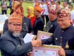 Gubernur Bengkulu, Helmi Hasan menyerahkan piagam penghargaan kepada Bupati Bengkulu Tengah, Rachmat Riyanto atas prestasi Laporan Penyelenggaraan Pemerintahan Daerah (LPPD) Tahun 2025.(Foto/Ist)