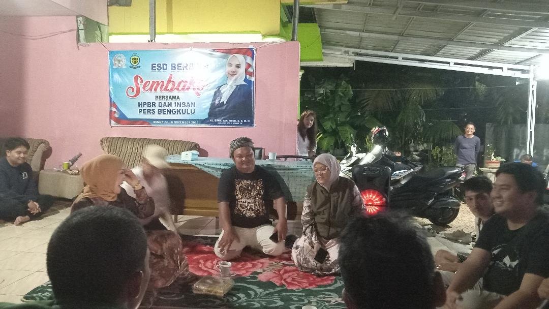 Anggota Komisi IV DPR-RI dari Partai Nasdem dapil Bengkulu, Erna Sari Dewi (ESD) bersilaturahmi dengan sejumlah wartawan dari berbagai media di daerah ini dalam rangka memperkuat hubungan emosional.(Foto HB/Usmin)