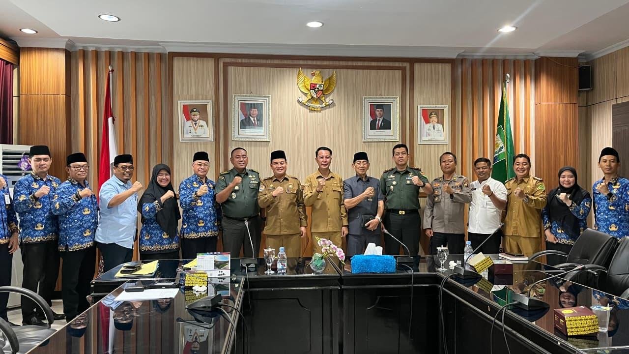 Sekda Bengkulu, Herwan Antoni dan Bupati Rejang Lebong, M Fikri Thobari foto bersama usai rapat persiapan pelaksanaan pencetakan sawah baru di Rejang Lebong untuk mendukung program ketahanan pangan.(Foto/Ist)