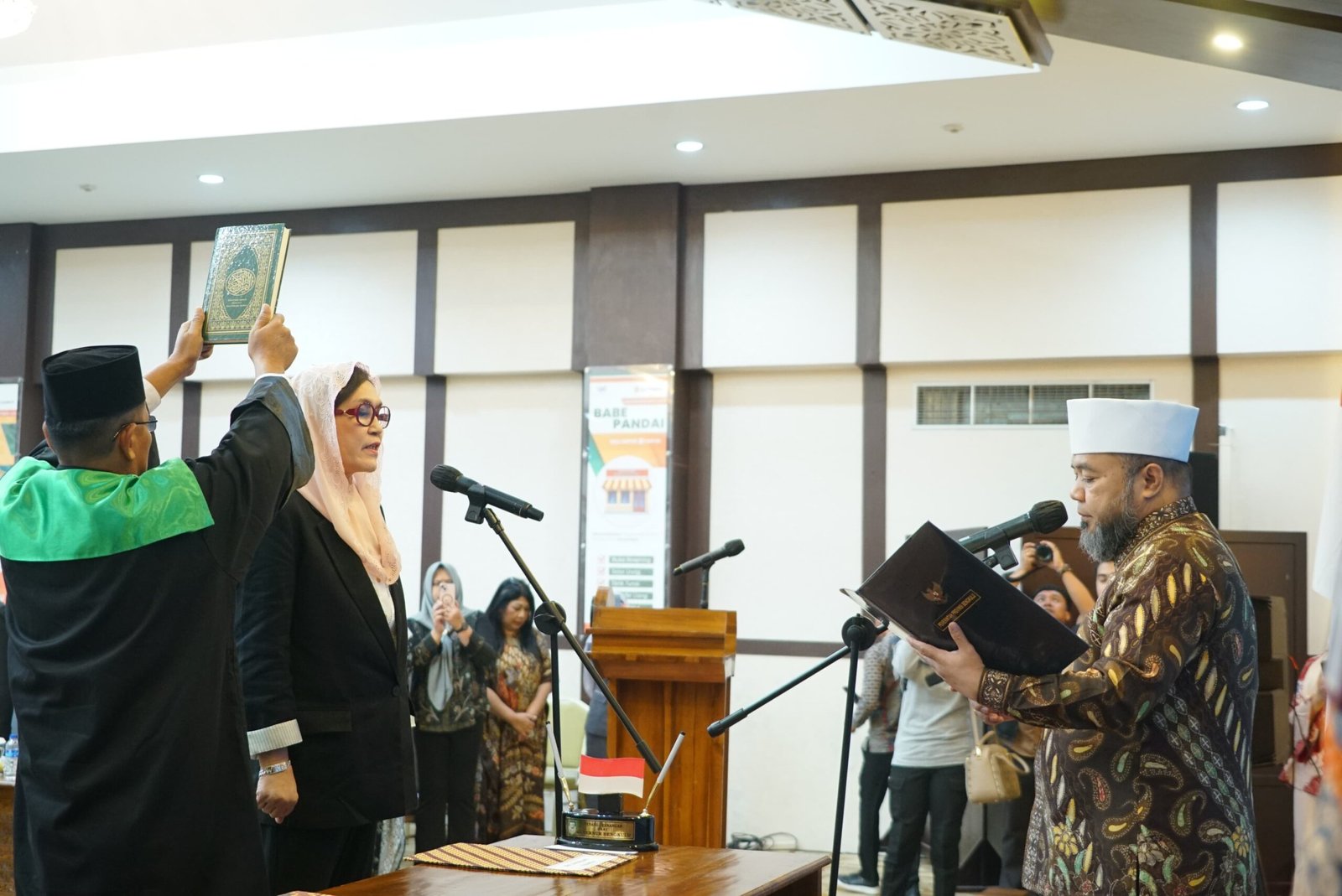 Gubernur Bengkulu, Helmi Hasan (kanan) melantik mantan anggota DPR-RI dapil Bengkulu, Elva Hartati sebagai Komisaris Nonindependen Bank Bengkulu, Selasa 11 November 2925.(Foto/Ist)