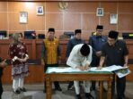 Bupati Bengkulu Rachmat Riyanto dan DPRD menandatangi kesepakatan KUAPPS APBD tahun 2026 dalam rapat paripurna DPRD setempat, Jumat 21 November 2025.(Foto/Ist)