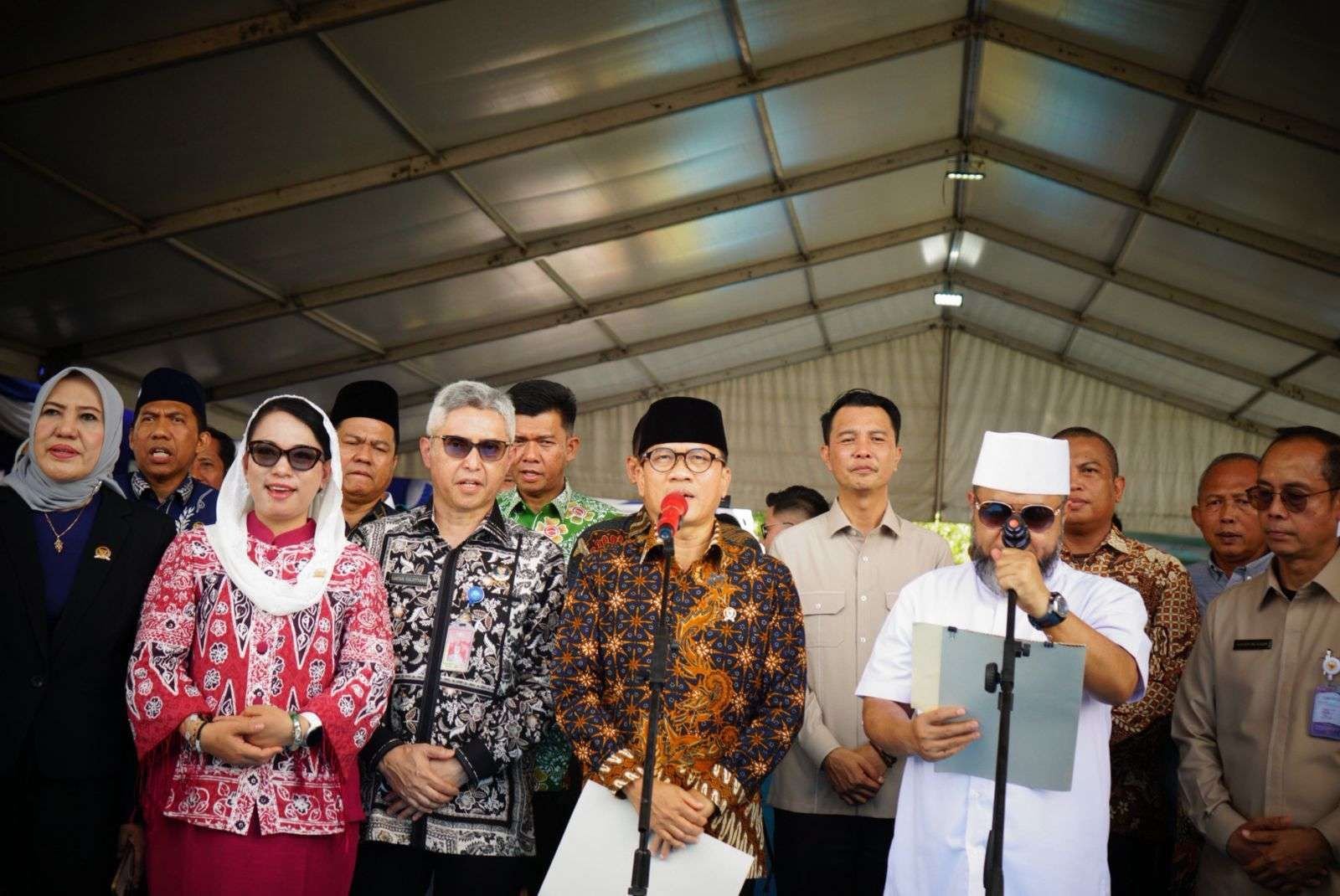 Menteri PDT, Yandri Susanto didampingi Gubernur Helmi Hasan dan anggota DPD-RI dapil Bengkulu, Desta dan Leni Jhon Latif pada acara Festival Bangun Desa di Kabupaten Seluma, Minggu 16 November 2025.(Foto/Ist)