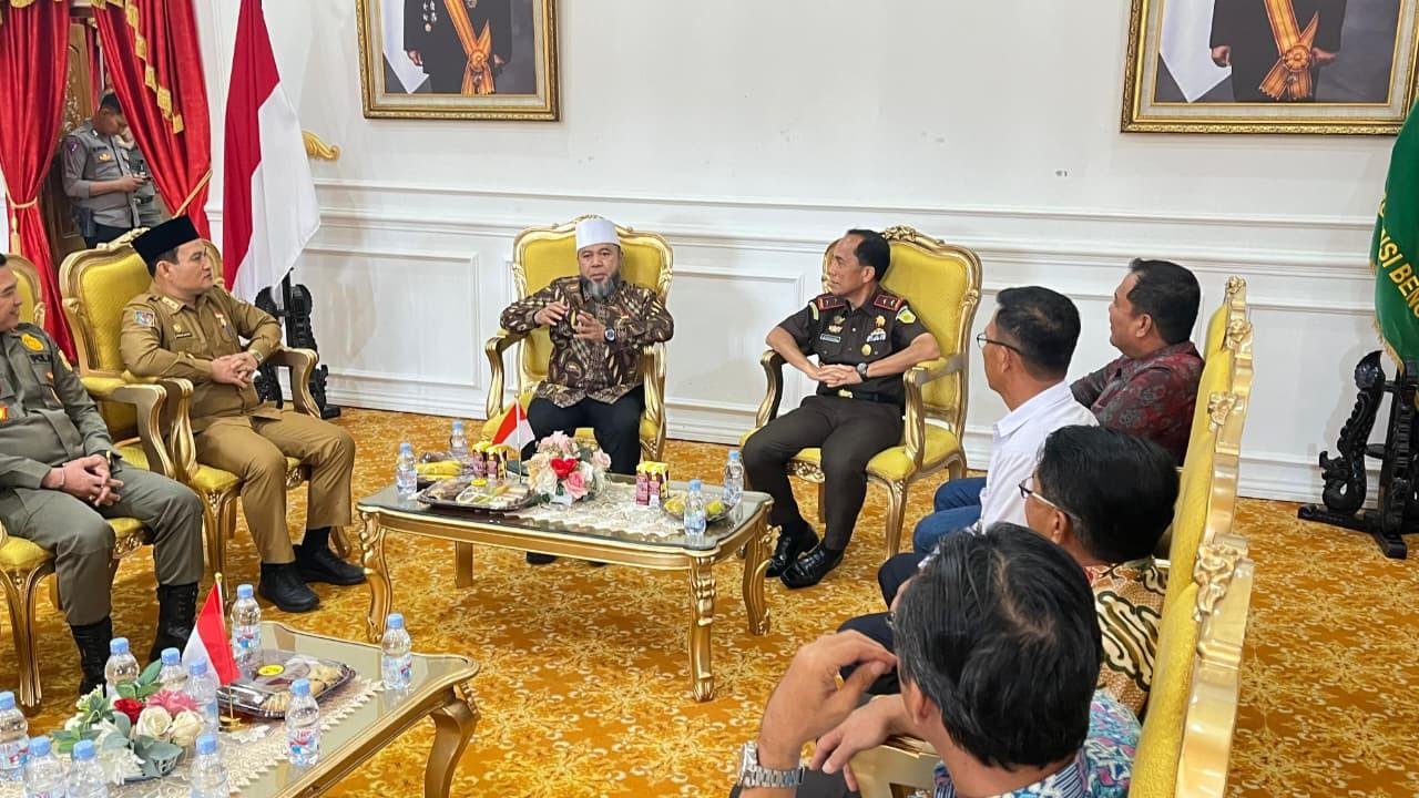 Gubernur Bengkulu menerima ketua panitia Natal Oikumene tahun 2025 Provinsi Bengkulu, Vicktor Saragih dan rombongan di Balai Raya Semarak, Bengkulu, Selasa 11 November 2025.(Foto/Ist)