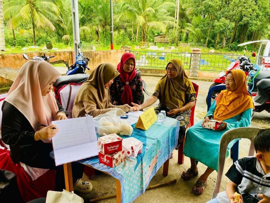 Petugas Puskesmas di Kabupaten Kaur memberikan layanan pemeriksaan kesehatan gratsi (PKG) guna meningkatkan kesehatan masyarakat di wilayah ini.(Foto/Ist)