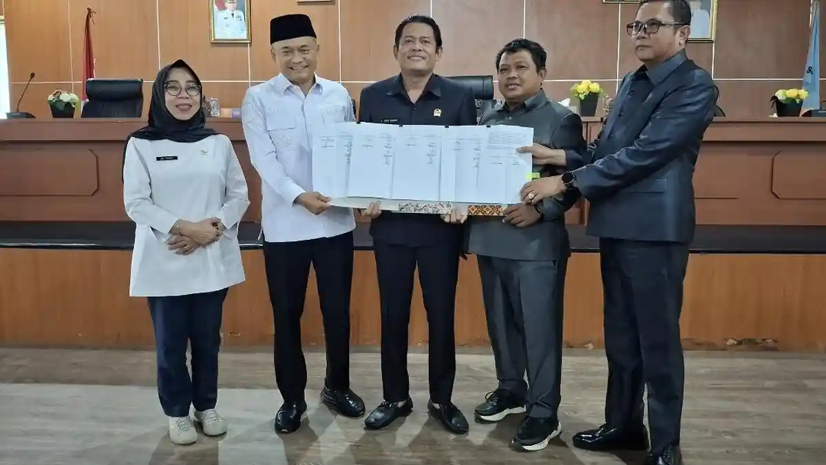Bupati Bengkulu Tengah, Rachmat Riyanto dan Ketua DPRD, Fepi Suheri menandatangani kesepakatan Raperda APBD 2026 dalam rapat paripurna DPRD setempat.(Foto/Ist)