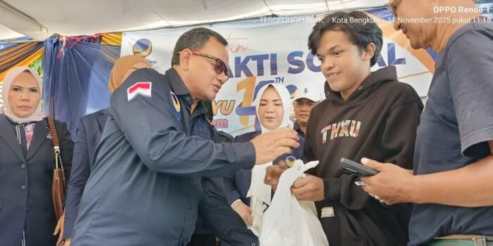 Anggota DPRD Kota Bengkulu dari Partai Nasdem dapil Kecamatan Singaranpati dan Gading Cempaka, Riuslan ikut membagikan sembako kepada masyarakat.
