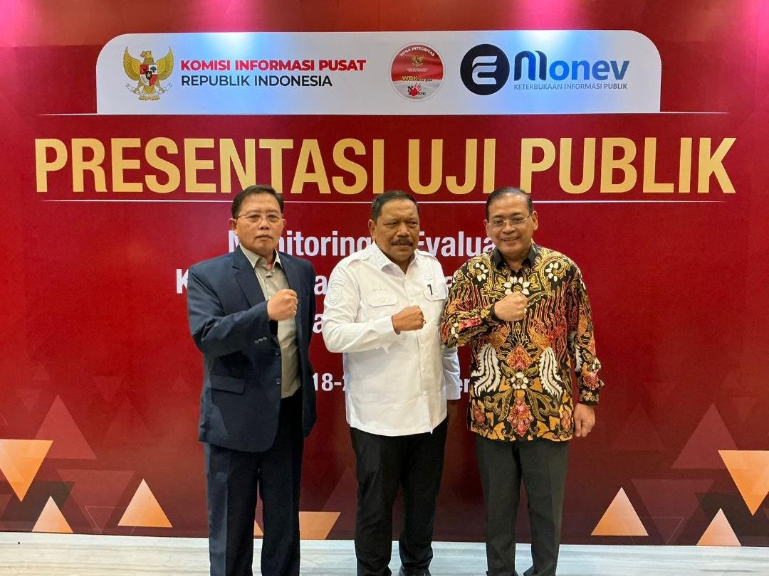 Wakil Gubernur Bengkulu, Mian (tengah) foto bersama pada acara Prestasi Uji Publik yang diselenggarakan KIP Bengkulu, Kamis 20 November 2025.(Foto/Ist)