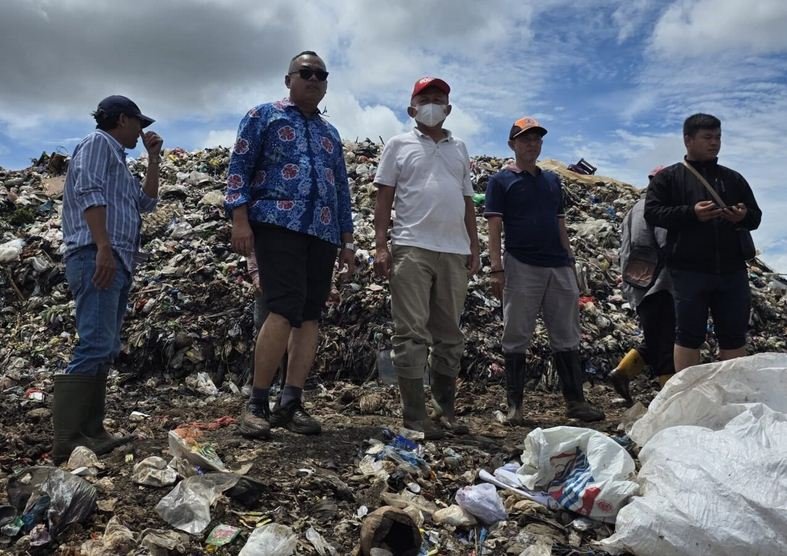 Pj Sekda Kota Bengkulu, Toni Alfian dan Kepala Satpol PP, Sahat Sitomorang dan beberapa pejabat menyaksikan kondisi jalan di TPA Air Sebakul, di Kecamatan Selebar, Kota Bengkulu.(Foto/Ist)