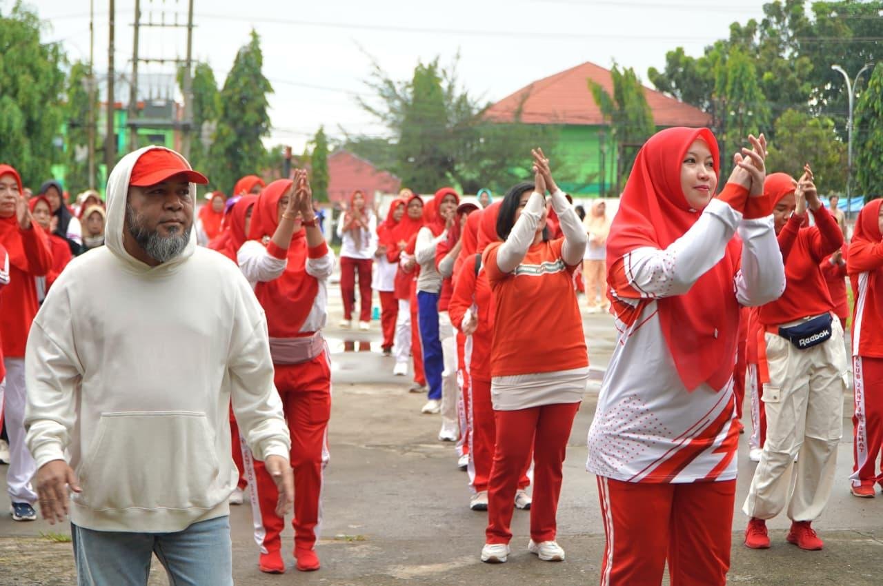 Senam Jantung Sehat Helmi Hasan Gubernur Bengkulu, Helmi Hasan dan istri bersama masyarakat mengikuti senam jantung sehat di halaman stadion Semarak Bengkulu, Minggu 9 November 2025.(Foto/Ist)