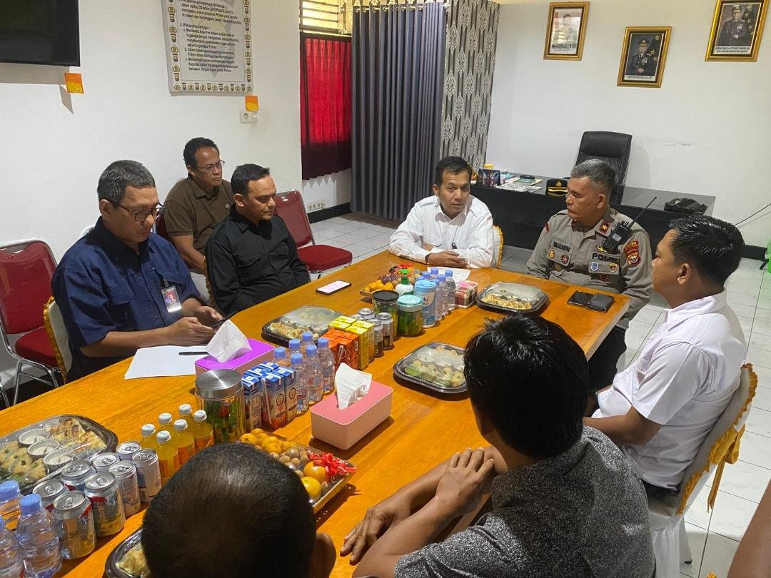 Stafsus Ketua DPD-RI, Brigjen Pol Esmed tengah melakukan pertemuan dengan pihak terkait untuk mendapat informasi akurat terkait kasus penembakan lima petani Pino Raya oleh petugas keamanan PT ABS beberapa hari lalu.(Foto/DPD-RI)