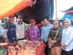 Pejabat Pemkab Bengkulu Tengah melakukan sidak ke Pasar Tabah Penanjung untuk memasitkan stok dan harga sembako menghadapi Natura di wilayah ini dalam keadaan aman dan stabil.(Foto/Ist)