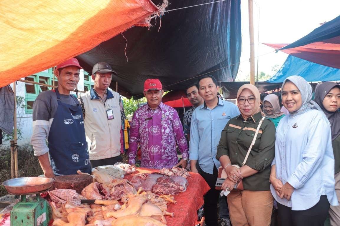 Pejabat Pemkab Bengkulu Tengah melakukan sidak ke Pasar Tabah Penanjung untuk memasitkan stok dan harga sembako menghadapi Natura di wilayah ini dalam keadaan aman dan stabil.(Foto/Ist)