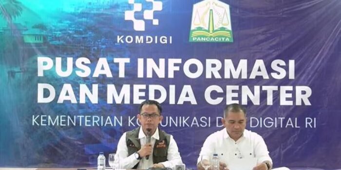 Kepala Pusat Data, Informasi dan Komunikasi Kebencanaan Badan Nasional Penanggulangan Bencana (BNPB), Abdul Muhari (kiri) dan Kepala Dinas Perhubungan (Dishub) Aceh, Teuku Faisal (kanan) pada konferensi pers di Pusat Informasi dan Media Center Penanggulangan Bencana Kemkomdigi di Banda Aceh, Jumat 12 Desember 2025.(Foto/MC Komdigi)
