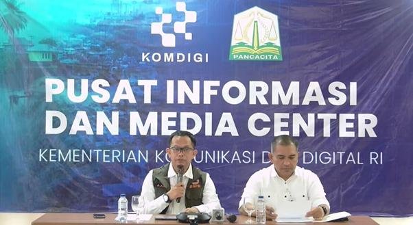 BNPB Keterangan Pers Kepala Pusat Data, Informasi dan Komunikasi Kebencanaan Badan Nasional Penanggulangan Bencana (BNPB), Abdul Muhari (kiri) dan Kepala Dinas Perhubungan (Dishub) Aceh, Teuku Faisal (kanan) pada konferensi pers di Pusat Informasi dan Media Center Penanggulangan Bencana Kemkomdigi di Banda Aceh, Jumat 12 Desember 2025.(Foto/MC Komdigi)