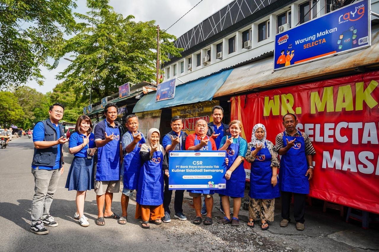 Bank Raya Bantu Pelaku Usaha Bank Raya serahkan dukungan prasarana pada pedagang kali lima di Clauster Sidodadi, Semarang untuk memperkuat ekonomi pelaku usaha di wilayah tersebut.(Foto/Bank Raya)