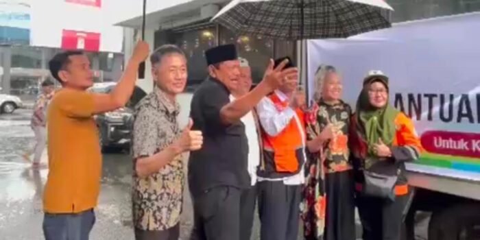 Wagub Bengkulu, Mian di Medan melepas keberangkatan bantuan logistik untuk korban banjir Tamiang, Aceh, Jumat 12 Desember 2025.(Foto/Ist)