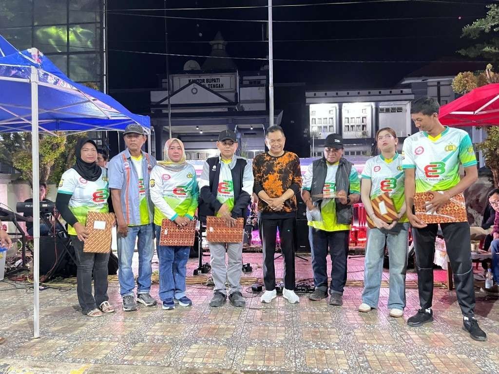 Bupati Bengkulu Tengah, Rachmat Riyanto menghadiri acara Malam Berbinar yang digelar di depan kantor bupati setempat, Sabtu 27 Desember 2025 malam.(Foto/Ist)