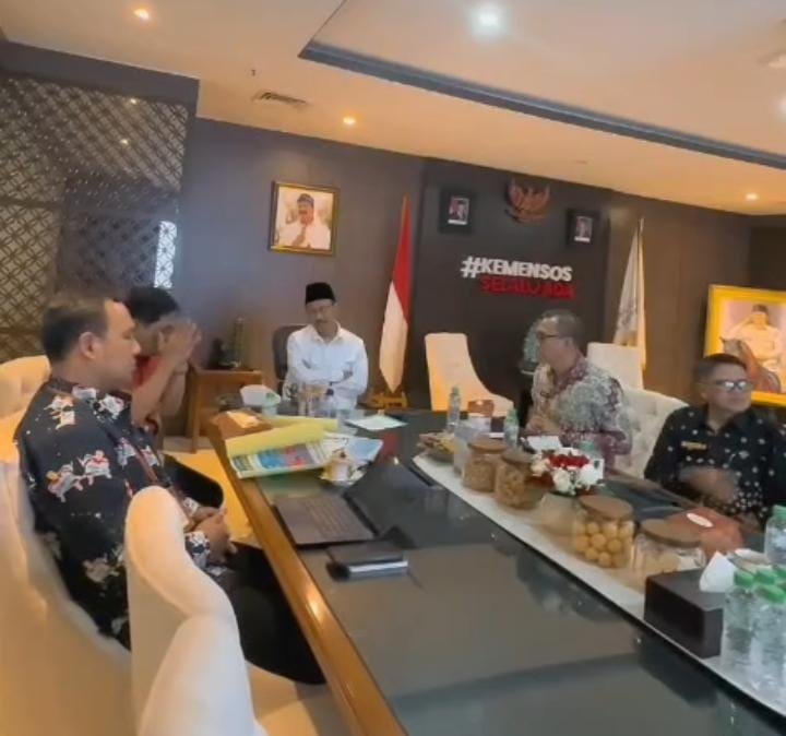 Bupati Kepahiang, Zurdi Nata diterima langsung oleh Menteri Sosial, Syaifullah Yusup terkait usulan sekolah rakyat dan BPJS dan program pembangunan lainnya.(Foto/Ist)