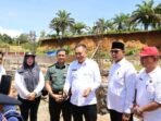 Bupati Rachmat dan rombongan meninjau pembangunan gerai Koperasi Merah Putih di Desa Gajah Mati, Kecamatan Semidang Lagan.(Foto/Ist)