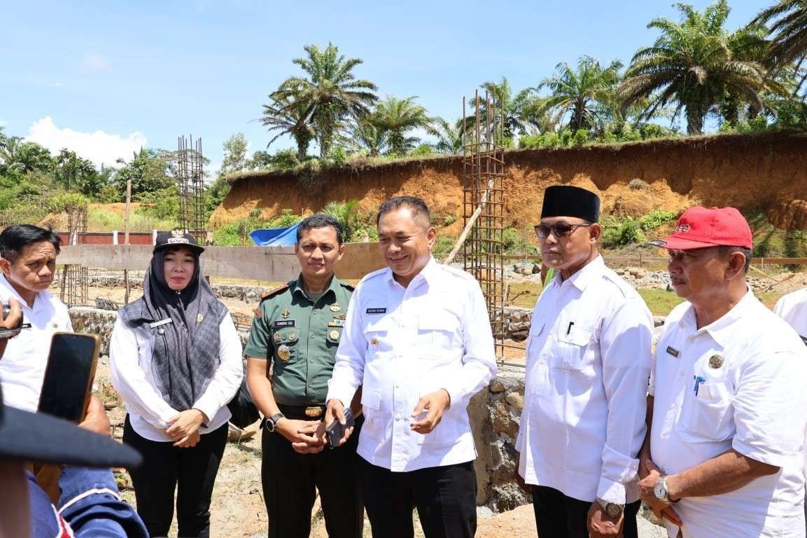 Bupati Rachmat dan rombongan meninjau pembangunan gerai Koperasi Merah Putih di Desa Gajah Mati, Kecamatan Semidang Lagan.(Foto/Ist)