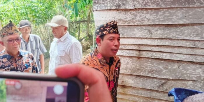 Wali Kota Bengkulu, Dedy Wahyudi disampiingi pejabat pemkot terkait meninjau rumah warga tidak layak huni untuk dibangun melalui program bedah rumah.(Foto/Ist)