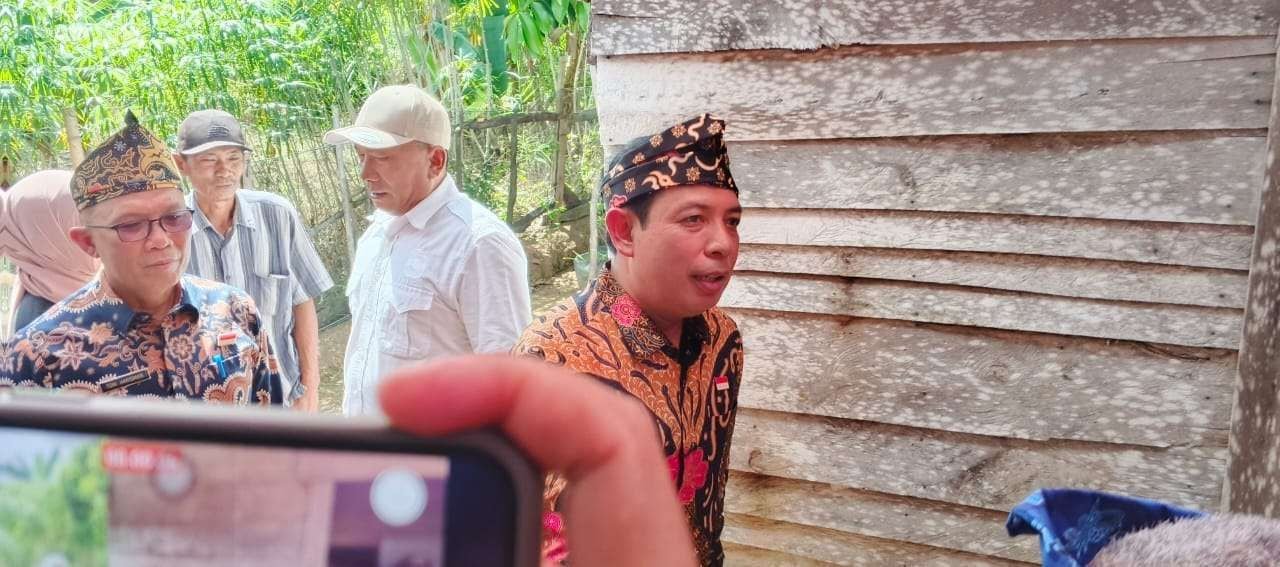 Wali Kota Bengkulu, Dedy Wahyudi disampiingi pejabat pemkot terkait meninjau rumah warga tidak layak huni untuk dibangun melalui program bedah rumah.(Foto/Ist)