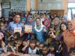 Destita Bantu Ibu Hamil Anggota Senator asal Bengkulu, Destita Khairisani foto bersama masyarakat usai menyerahkan bantuan makanan tambahan ibu hamil dan balita di Posyandu Kecamatan Sungai Serut, Kota Bengkulu.(Foto/Ist)