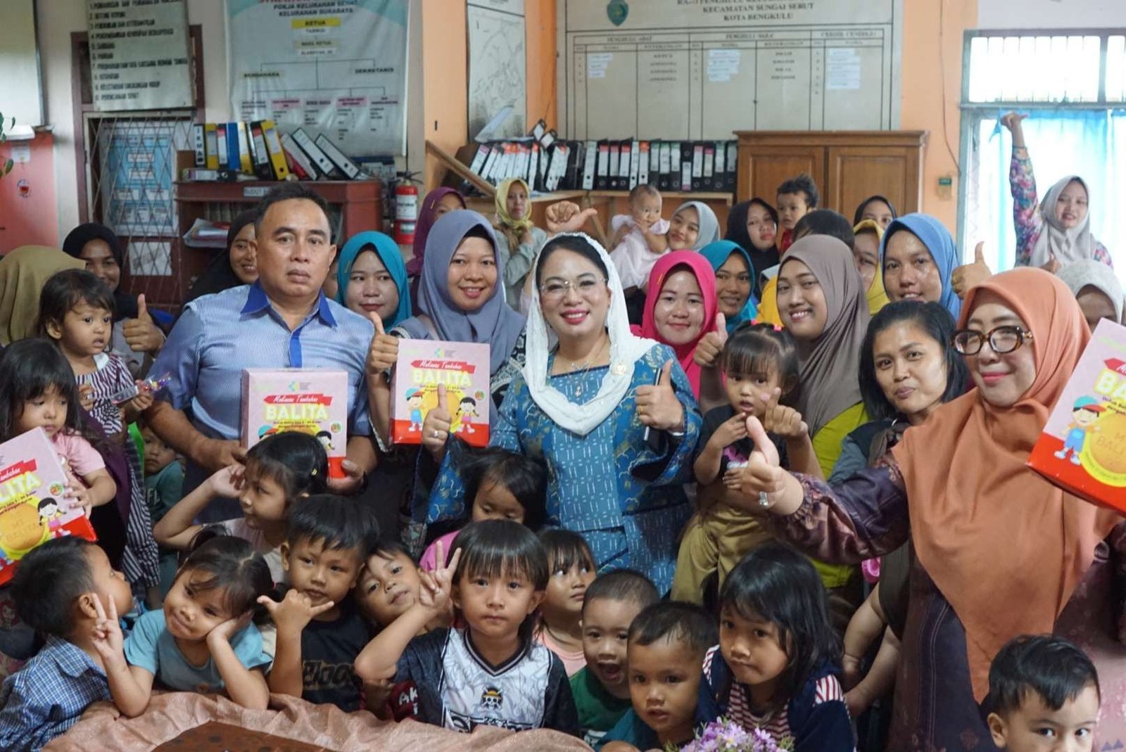 Destita Bantu Ibu Hamil Anggota Senator asal Bengkulu, Destita Khairisani foto bersama masyarakat usai menyerahkan bantuan makanan tambahan ibu hamil dan balita di Posyandu Kecamatan Sungai Serut, Kota Bengkulu.(Foto/Ist)