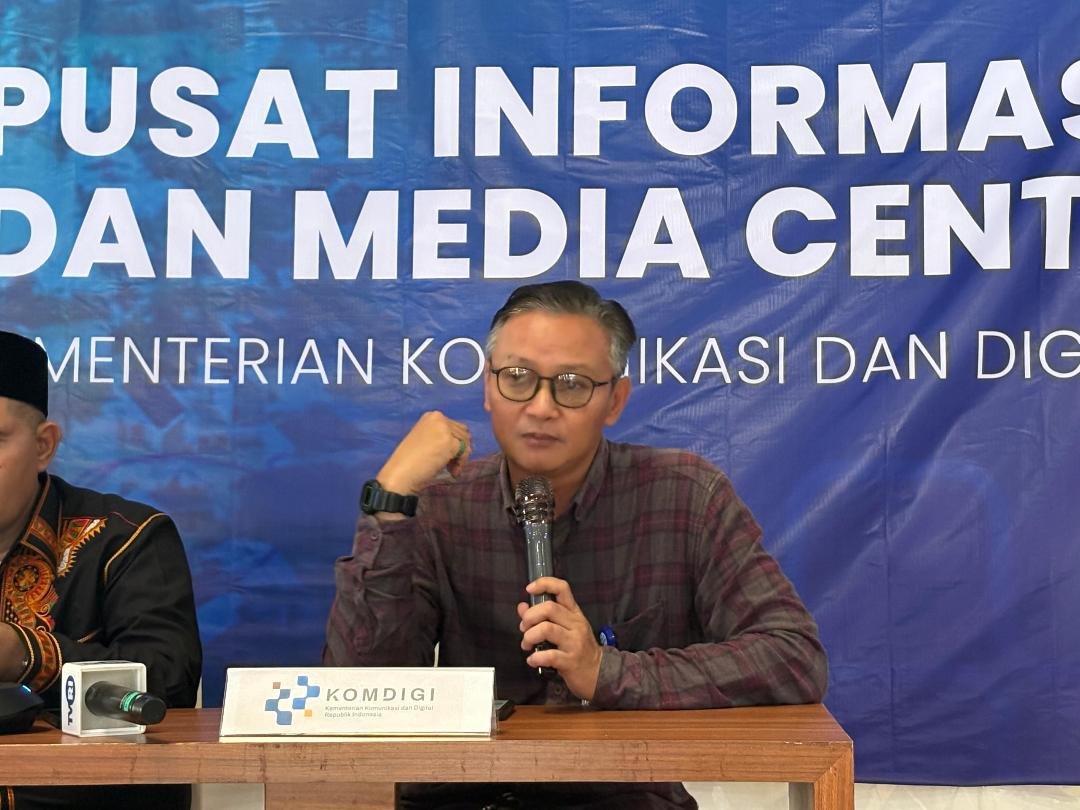 Wakil Menteri Komdigi, Nezar Patria memberikan penjelasan terkait perkembangan jaringan telekomunikasi di Acah pasabanjir dan longsor.(Foto/MC Kemkomdigi)