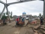 Akses jembatan Bailey yang menghubungkan Bireuen dengan Kabupaten Bener Meriah sudah dapat dilalui di atas Sungai Teupin Mane, Kabupaten Bireuen, Aceh, sejak Selasa 16 Desember 2025.(Foto/Komdigi)