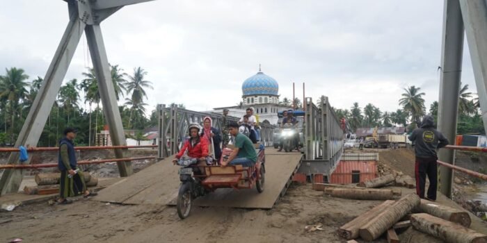 Akses jembatan Bailey yang menghubungkan Bireuen dengan Kabupaten Bener Meriah sudah dapat dilalui di atas Sungai Teupin Mane, Kabupaten Bireuen, Aceh, sejak Selasa 16 Desember 2025.(Foto/Komdigi)