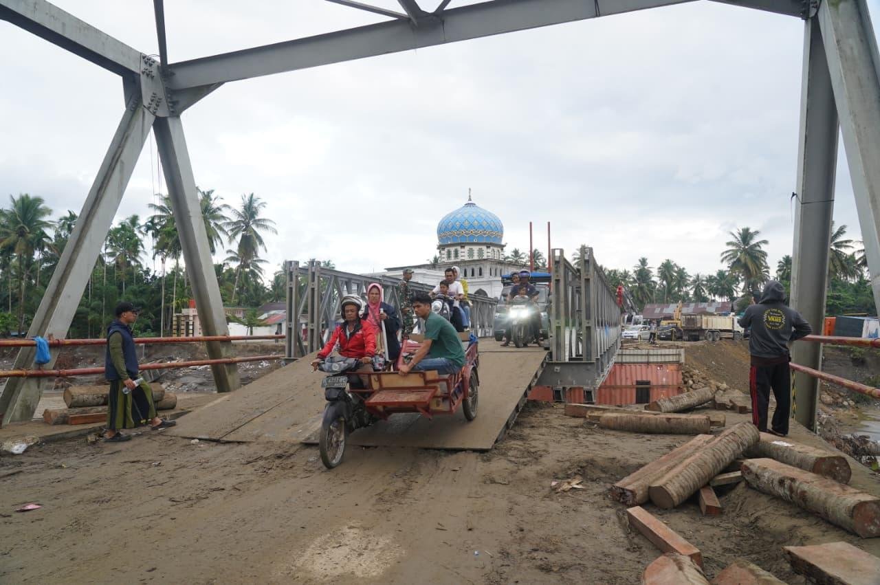 Akses jembatan Bailey yang menghubungkan Bireuen dengan Kabupaten Bener Meriah sudah dapat dilalui di atas Sungai Teupin Mane, Kabupaten Bireuen, Aceh, sejak Selasa 16 Desember 2025.(Foto/Komdigi)
