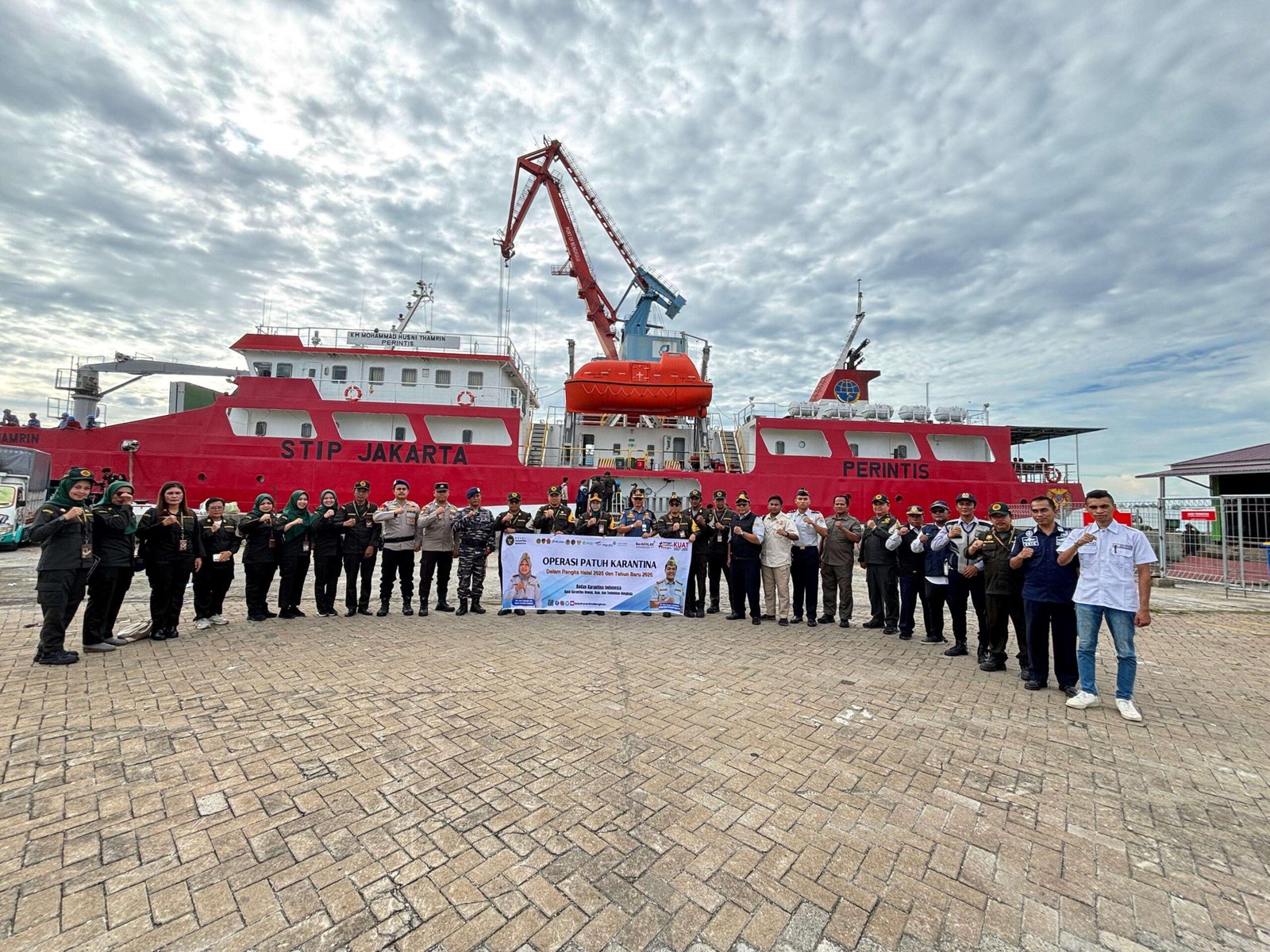 Sejumlah petugas Karentina Bengkulu dan instansi terkait foto bersama usai melakukan pengecekan arus lalu lintas hewan, ikan dan tumbuhan di atas kapal perintis KM Mohammad Husni Thamrin tujuan Bengkulu-Enggano, Bengkulu Utara.(Foto/Ist)