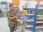 Kepala BPOM Bengkulu, Kodon Kepala BPOM Bengkulu, Kodon Tarigan bersama petugas Dinkes dan Disperindag Kaur melakukan pengawasan pangan menjelang perayaan Natal dan Tahun Baru di wilayah Kaur.(Foto/Ist)