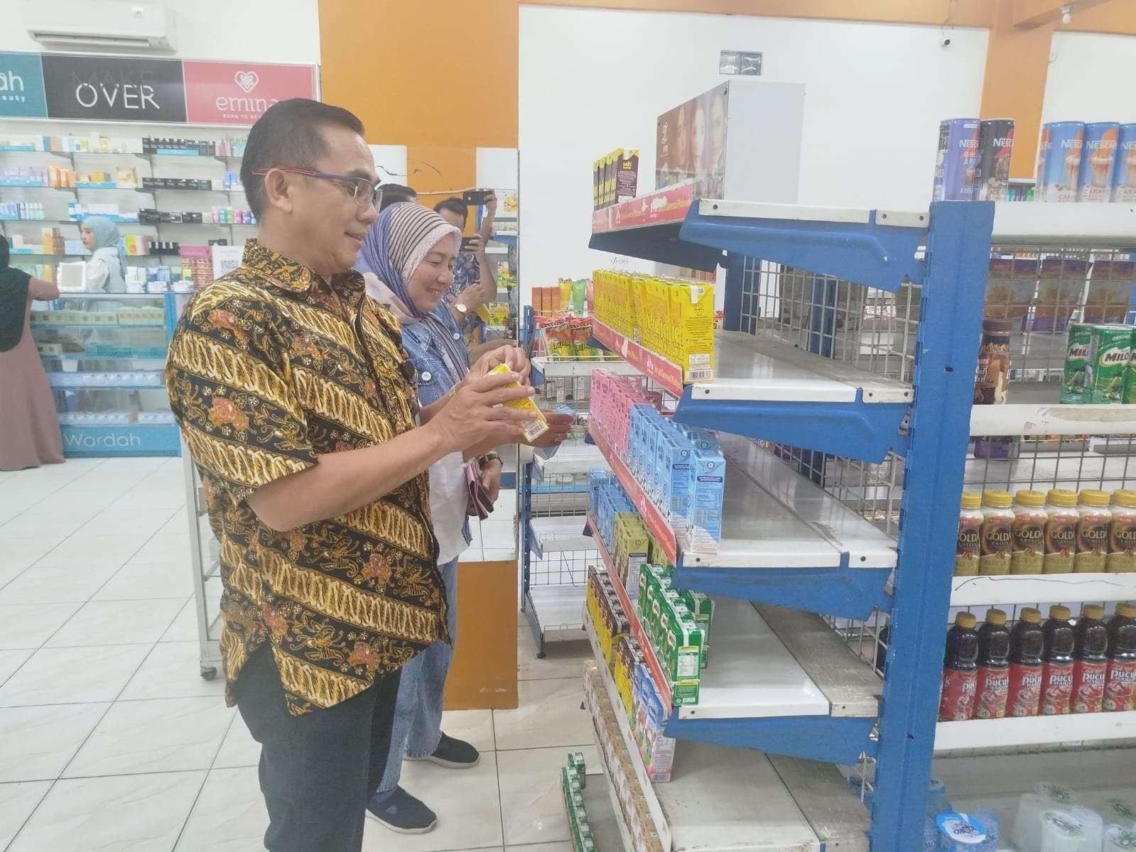 Kepala BPOM Bengkulu, Kodon Kepala BPOM Bengkulu, Kodon Tarigan bersama petugas Dinkes dan Disperindag Kaur melakukan pengawasan pangan menjelang perayaan Natal dan Tahun Baru di wilayah Kaur.(Foto/Ist)